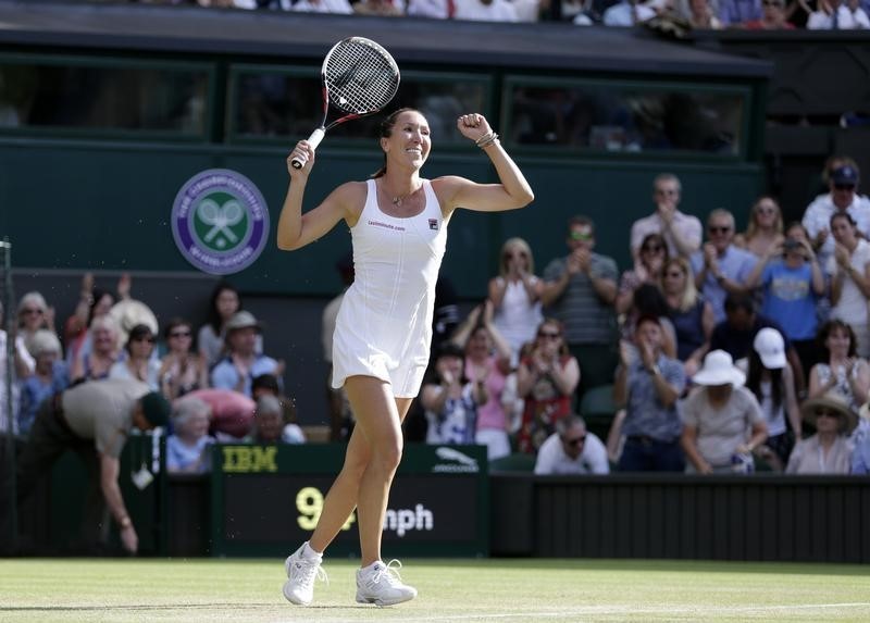 © Reuters. Jelena Jankovic elimina a Kvitova, la campeona defensora, en Wimbledon 