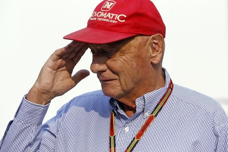 © Reuters. Austrian Formula One legend Lauda salutes as he walks in the paddock ahead of the Singapore F1 Grand Prix at the Marina Bay street circuit in Singapore