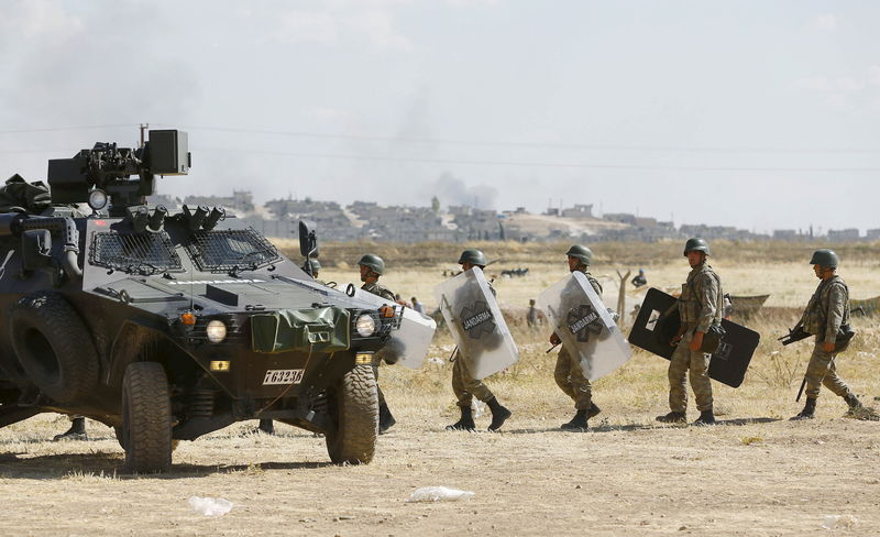 © Reuters. Turkish soldiers stand guard near the Mursitpinar border gate in Suruc, bordering with the northern Kurdish town of Kobani, in Sanliurfa province, Turkey