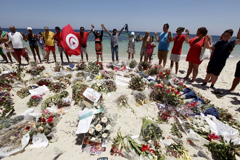 © Reuters. Tras el ataque de Túnez, los turistas miran a España, Bulgaria y Grecia