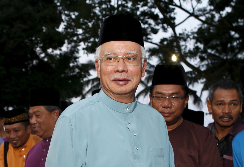 © Reuters. Malaysia's Prime Minister Najib Razak arrives to break fast at Saujana Menteri Besar in Malaysia's southern state of Johor