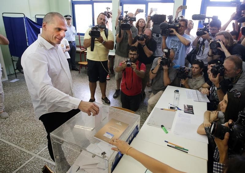© Reuters. Grecia vota en un referéndum con el futuro de la zona euro en duda