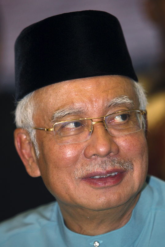 © Reuters. رئيس وزراء ماليزيا يحيل "مزاعم" الفساد الموجهة ضده إلى محامين