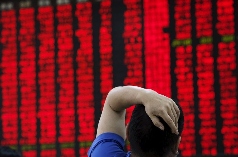 © Reuters. Responsables e inversores chinos esperan que las nuevas medidas prevengan el desplome bursátil