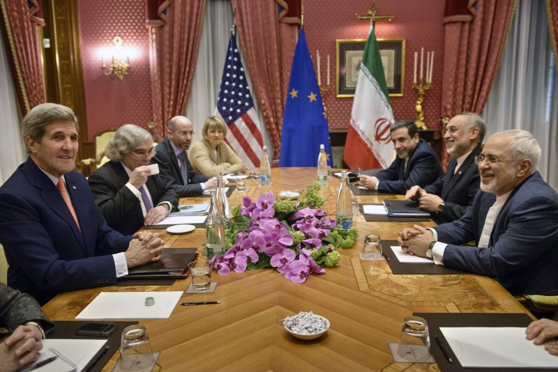 © Reuters. En la imagen de archivo, el secretario de Estado de Estados Unidos, John Kerry, se reúne con el ministro de Relaciones Exteriores de Irán, Mohammad Javad Zarif, y sus respectivas comitivas