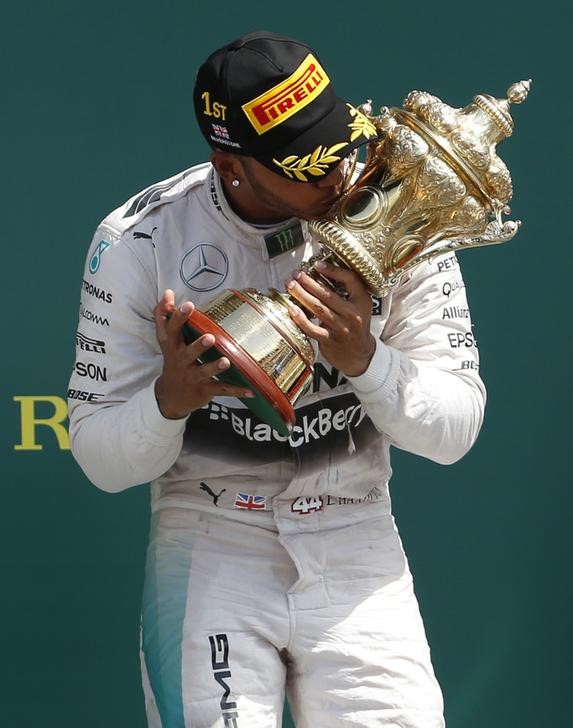 © Reuters. Hamilton gana en su país con doblete de Mercedes; Alonso puntúa