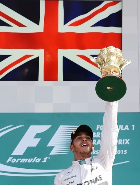 © Reuters. هاميلتون يفوز بسباق جائزة بريطانيا الكبرى للمرة الثانية على التوالي