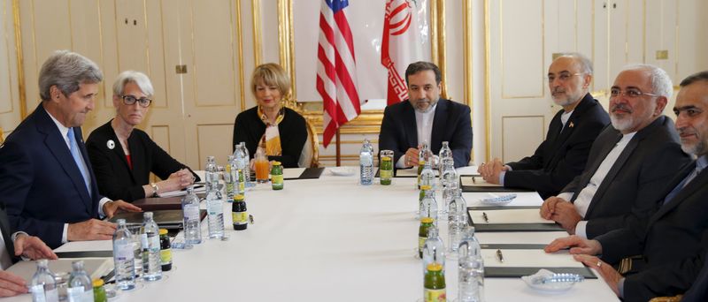 © Reuters. Kerry y Zarif se reúnen poco antes del fin de plazo para lograr un acuerdo nuclear con Irán el martes