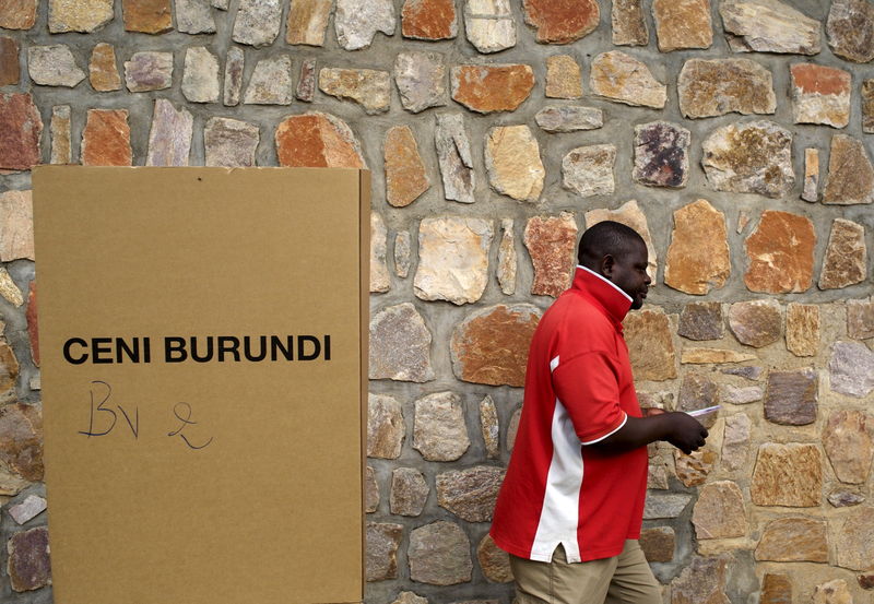 © Reuters. A man walks from a booth after casting his ballot at a polling station in Kinama neighbourhood during a parliamentary election near capital Bujumbura