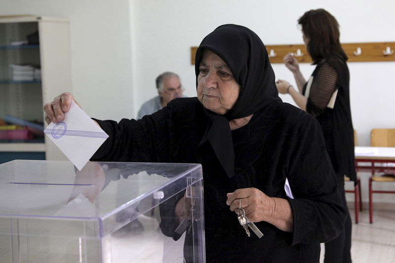 © Reuters. آخر استطلاعات الرأي تظهر تقدما طفيفا للرافضين لخطة الانقاذ في استفتاء اليونان
