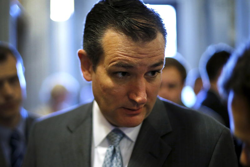 © Reuters. Cruz speaks with reporters after the weekly party caucus luncheons at the U.S. Capitol in Washington