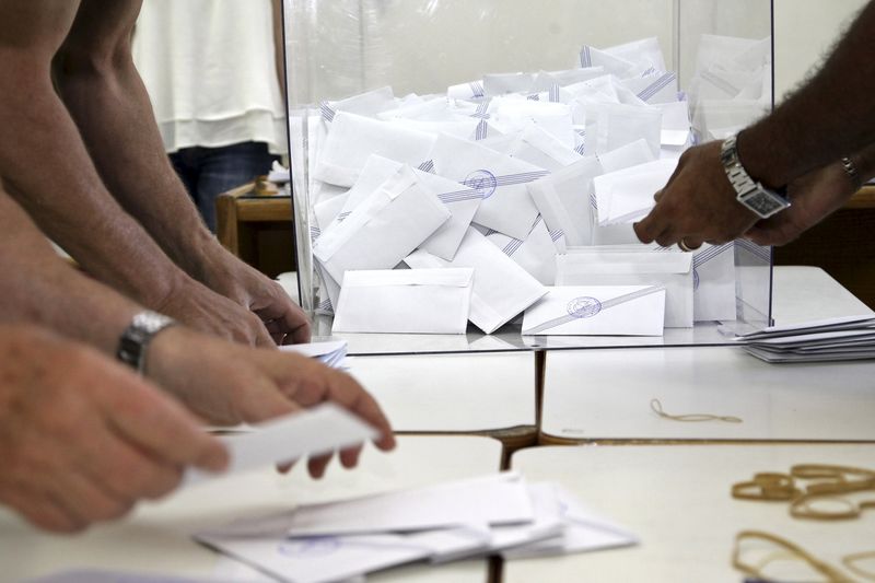 © Reuters. Il conteggio della schede in un seggio a Creta