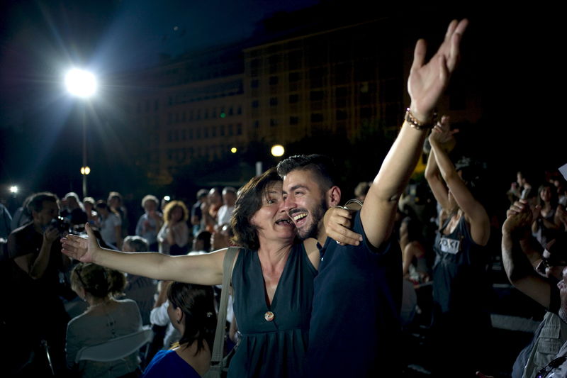 © Reuters. اليونانيون يتحدون أوروبا ويرفضون بأغلبية كبيرة خطة الانقاذ