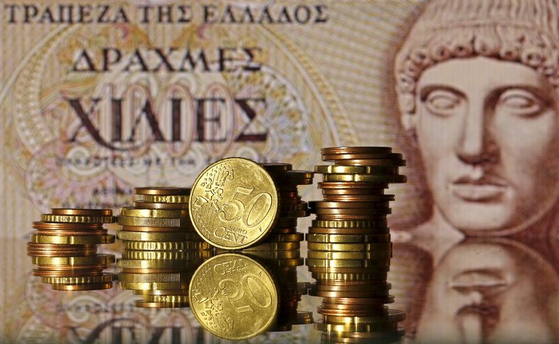 © Reuters. Euro coins are seen in front of a displayed of Head of Apollo on 1.000 Drachma old Greece banknote in this photo illustration taken in Zenica