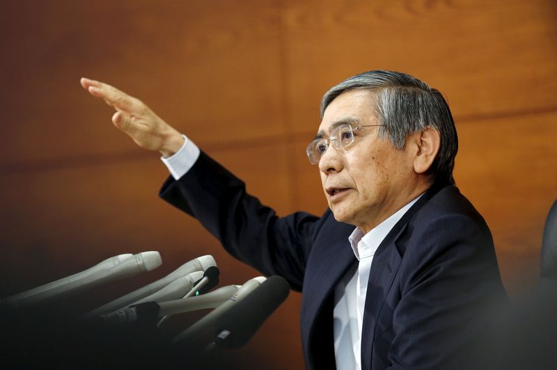 © Reuters. BOJ Governor Kuroda gestures during news conference at BOJ headquarters in Tokyo