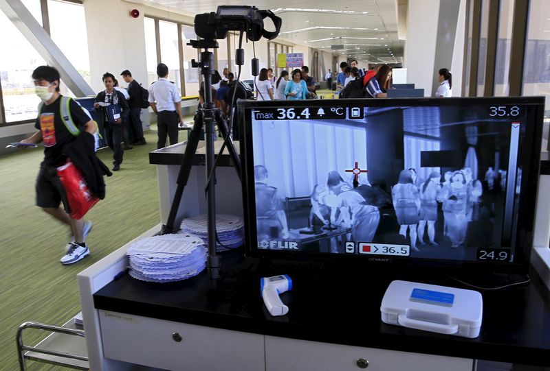 © Reuters. A monitor connected to a body temperature scanner shows flight passengers arriving from South Korea, at Ninoy Aquino International Airport in Manila 