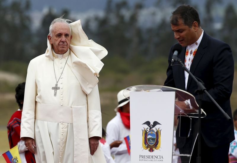 © Reuters. El papa pide diálogo para que logros sociales en Ecuador beneficien a todos