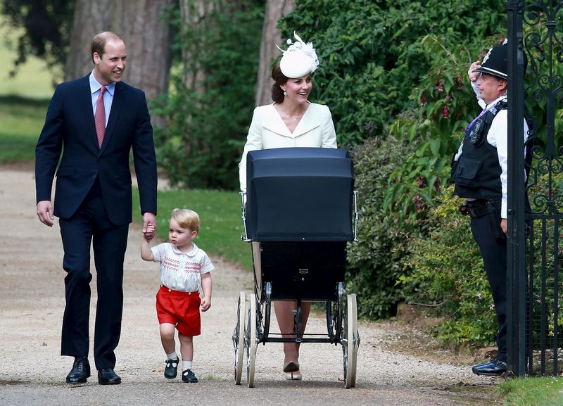 © Reuters. Catherine, Duchess of Cambridge, Prince William, Duke of Cambridge, Princess Charlotte of Cambridge and Prince George of Cambridge are saluted by a policeman as they arrive at the Church of St Mary Magdalene