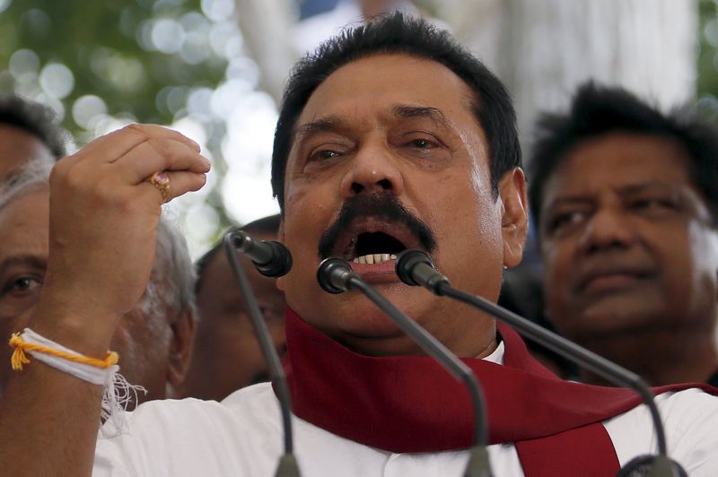 © Reuters. Former Sri Lankan president Mahinda Rajapaksa speaks to his supporters at his residence in Medamulana 