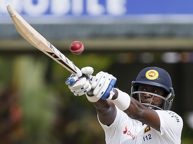 © Reuters. Sri Lanka's captain Mathews plays a shot during the second day of their second test cricket match against Pakistan in Colombo