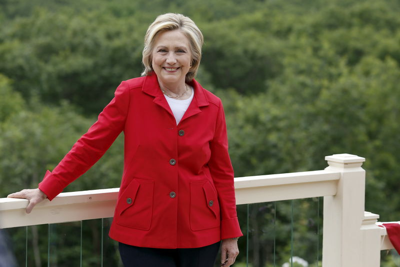 © Reuters. Former United States Secretary of State and Democratic candidate for president Hillary Clinton smiles during a campaign event in Glen