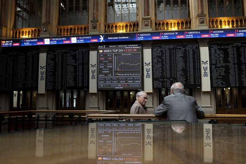 © Reuters. El Ibex sigue con pérdidas, aunque sobre mínimos, tras el referéndum griego 