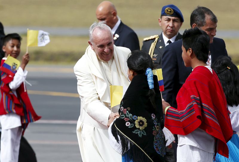 © Reuters. Papa Francisco sendo cumprimentado por crianças, em Quito, no Equador