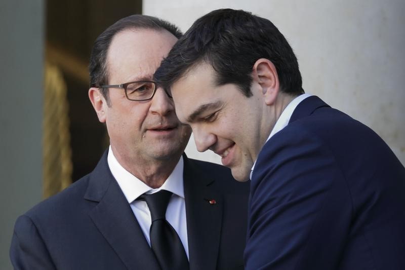 © Reuters. Presidente francês, François Hollande (esquerda), e premiê grego, Alexis Tsipras, durante encontro em Paris