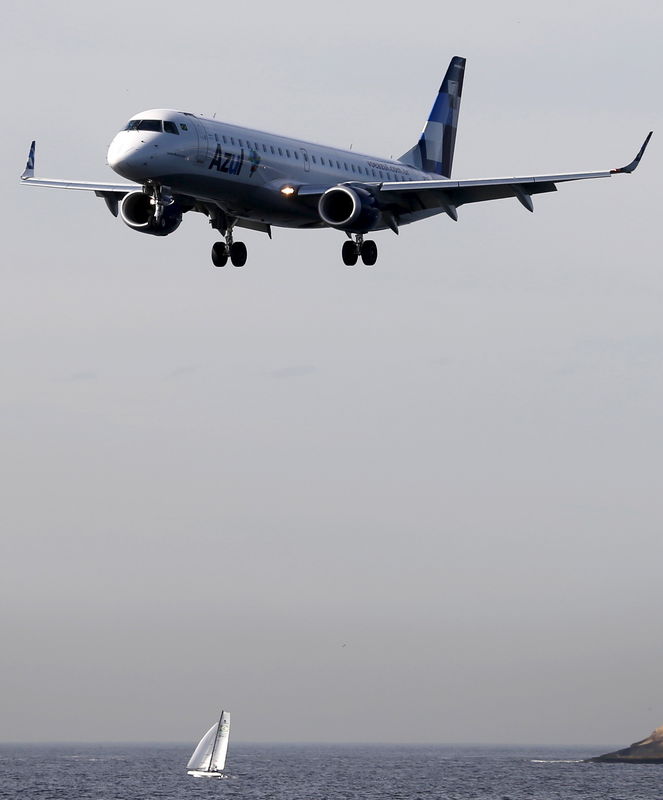 © Reuters. Aeronave da Azul se preparando para aterrissar no aeroporto Santos Dumont, no Rio de Janeiro