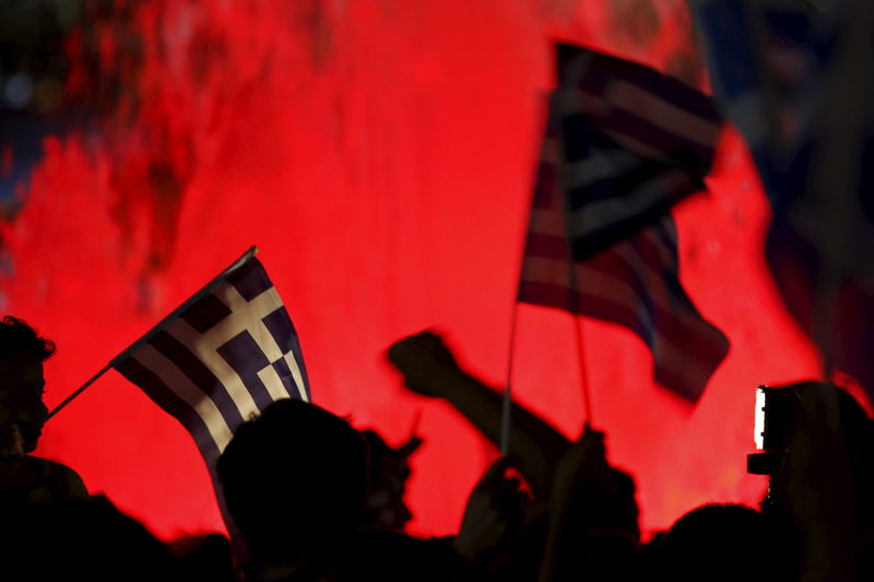 © Reuters. "No" supporters wave Greek national flags on the main Constitution (Syntagma) square in Athens, Greece