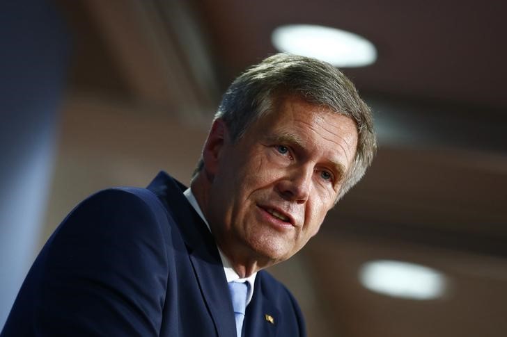 © Reuters. Former German President Wulff presents his book "Ganz Oben. Ganz Unten" during news conference in Berlin