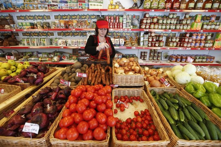 © Reuters. Сотрудник магазина крымских продуктов за работой в Москве