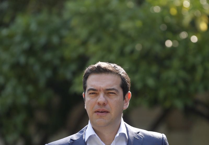 © Reuters. Tsipras acuerda por teléfono con Merkel presentar una propuesta griega