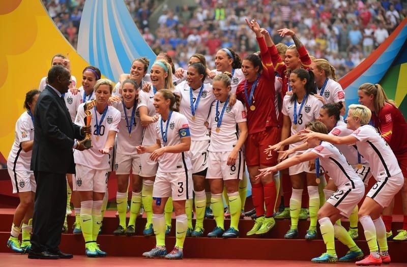 © Reuters. Seleção norte-americana recebe troféu da Copa do mundo de futebol feminino