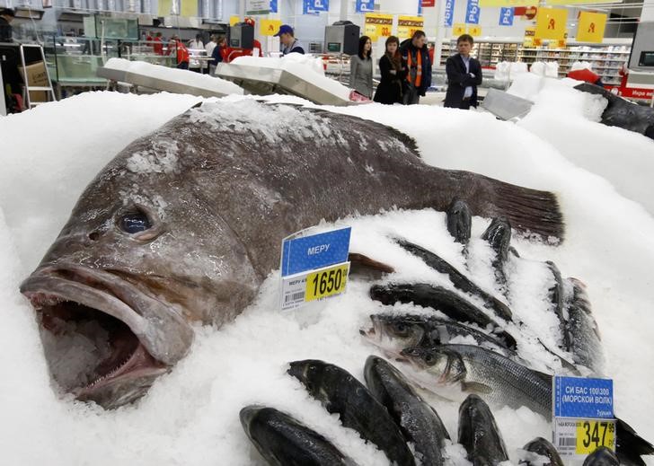 © Reuters. Рыба в магазине сети Ашан в Москве