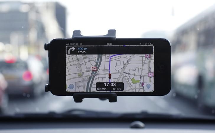 © Reuters. El sistema Waze de Google comienza un programa piloto para compartir coche en Israel