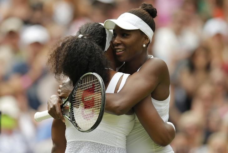 © Reuters. Serena Williams vence a su hermana Venus y pasa a cuartos en Wimbledon