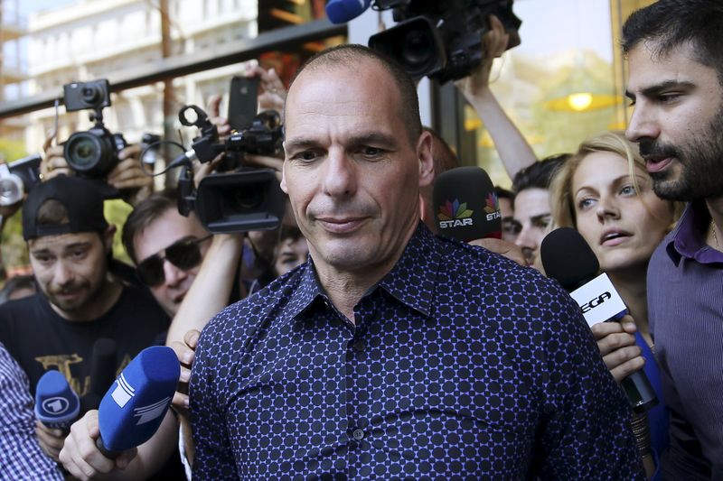 © Reuters. Yanis Varoufakis, que renunciou o cargo de ministro das Finanças da Grécia, saindo do Ministério das Finanças, em Atenas