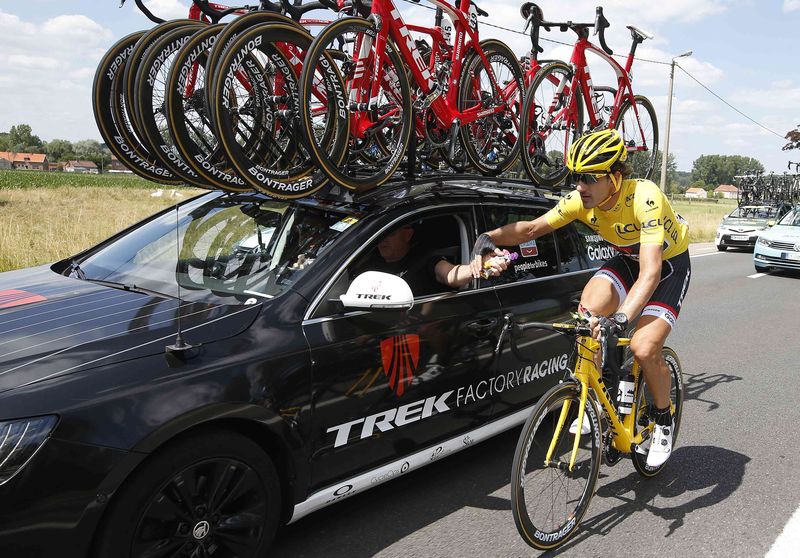 © Reuters. Race leader and yellow jersey holder Trek Factory rider Cancellara of Switzerland takes energy gel from his team car during the third stage of the 102nd Tour de France cycling race from Anvers to Huy
