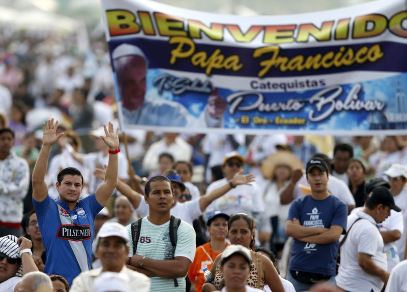 © Reuters. Miles de ecuatorianos acampan en espera de la primera misa del papa Francisco