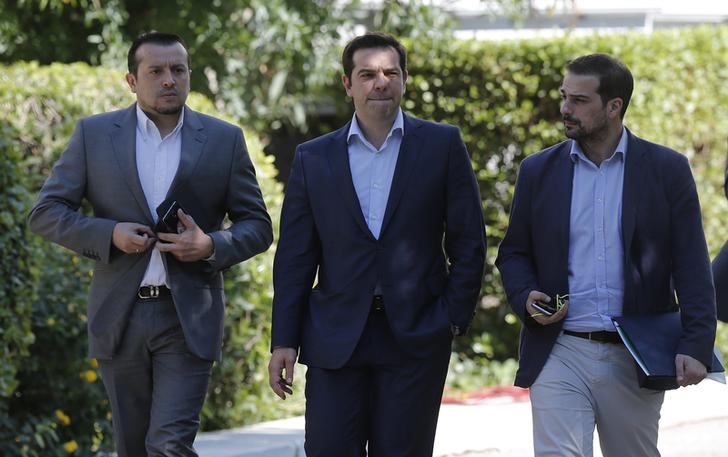 © Reuters. Prêmio grego, Alexis Tsipras, ao lado do ministro de Estado, Nikos Papas e porta-voz do governo,  Gabriel Sakelaridis