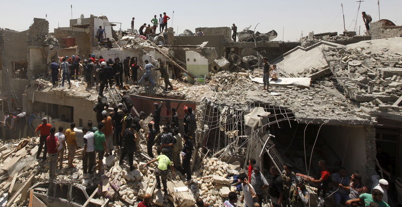 © Reuters. Casas destruídas por bomba lançada acidentalmente em Bagdá por avião militar iraquiano