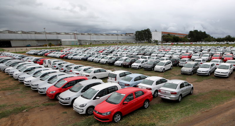 © Reuters. Carros novos estacionados em área de estoque de fábrica da Volkswagen em Taubaté