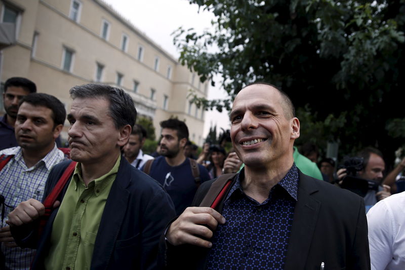 © Reuters. Ex-ministro grego Yanis Varoufakis (à direita) e o novo ministro das Finanças, Euclid Tsakalotos, em Atenas
