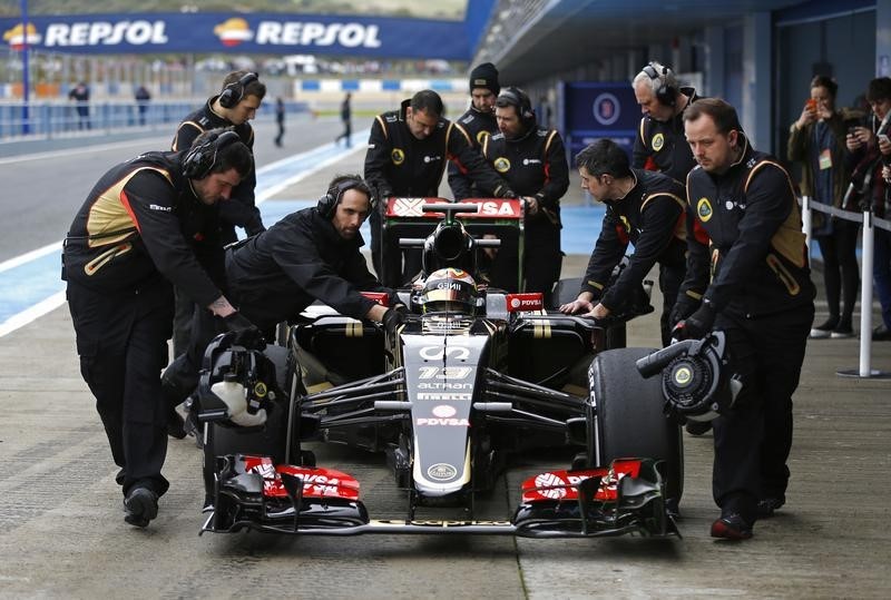 © Reuters. Lotus Formula One racing driver Maldonado of Venezuela sits in his car as he is pushed by members of his team at the Jerez racetrack in southern Spain