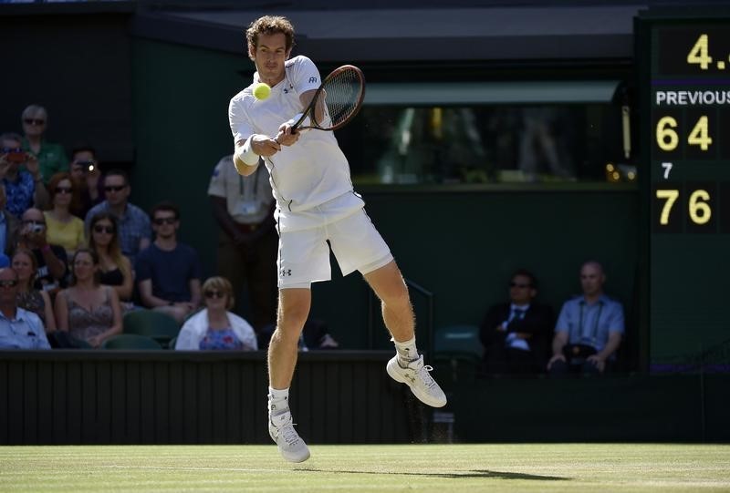 © Reuters. Andy Murray of Britain hits the ball during his match against Ivo Karlovic of Croatia at the Wimbledon Tennis Championships in London