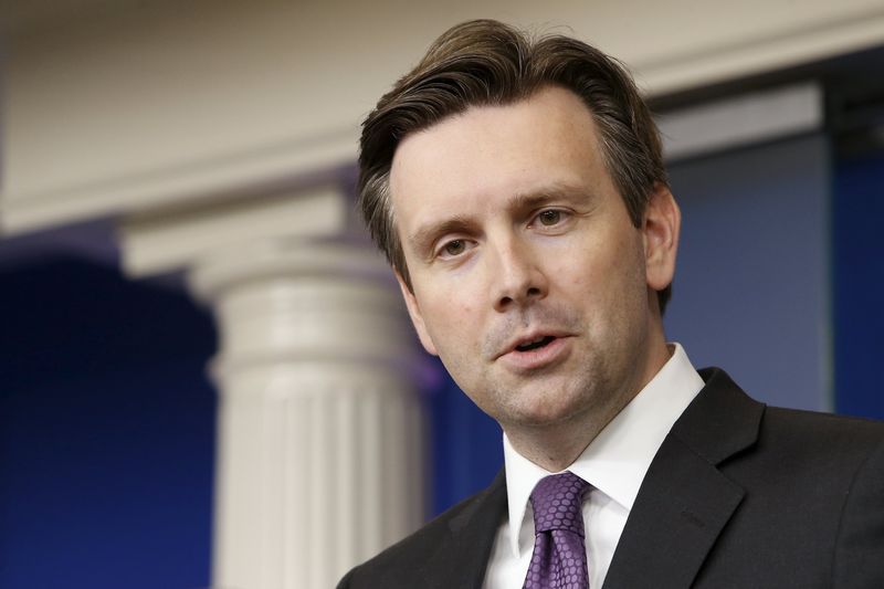 © Reuters. Earnest addresses reporters during his daily briefing at the White House in Washington