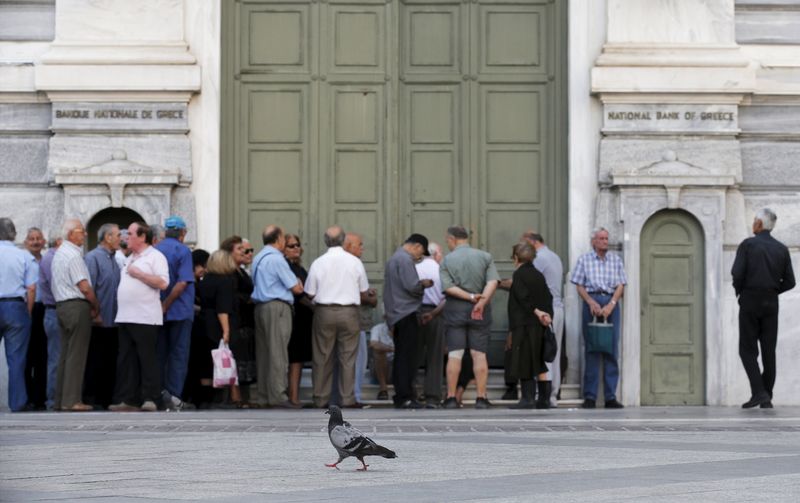 © Reuters. البنوك اليونانية تظل مغلقة الثلاثاء والأربعاء