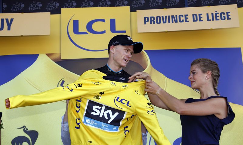 © Reuters. Team Sky rider Chris Froome of Britain celebrates as he wears the race leader's yellow jersey on the podium of the third stage of the 102nd Tour de France cycling race from Anvers to Huy