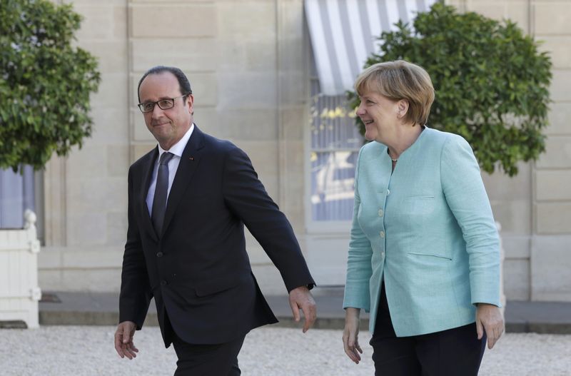 © Reuters. HOLLANDE ET MERKEL APPELLENT TSIPRAS À LA RESPONSABILITÉ